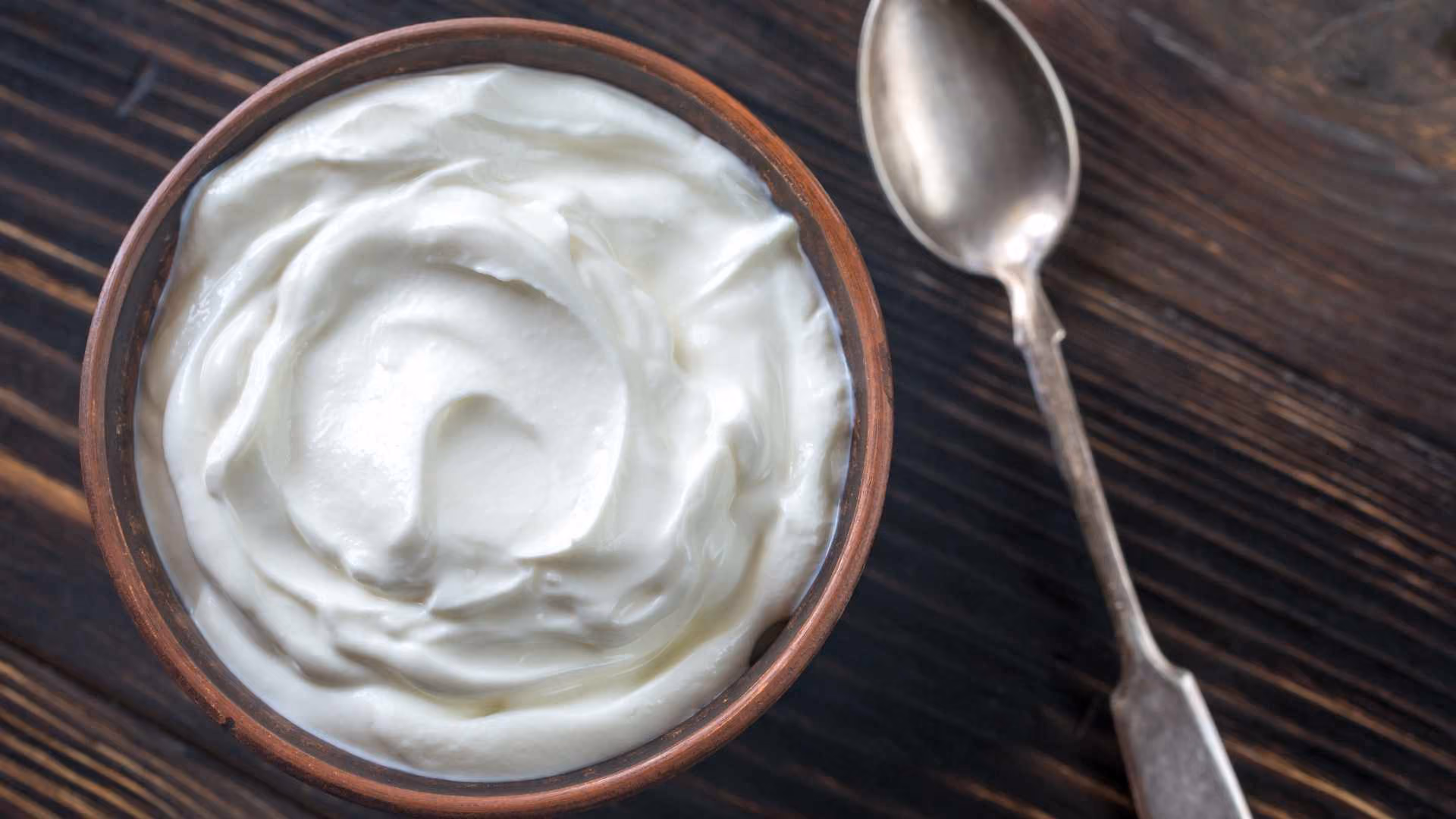 A bowl of thick yoghurt
