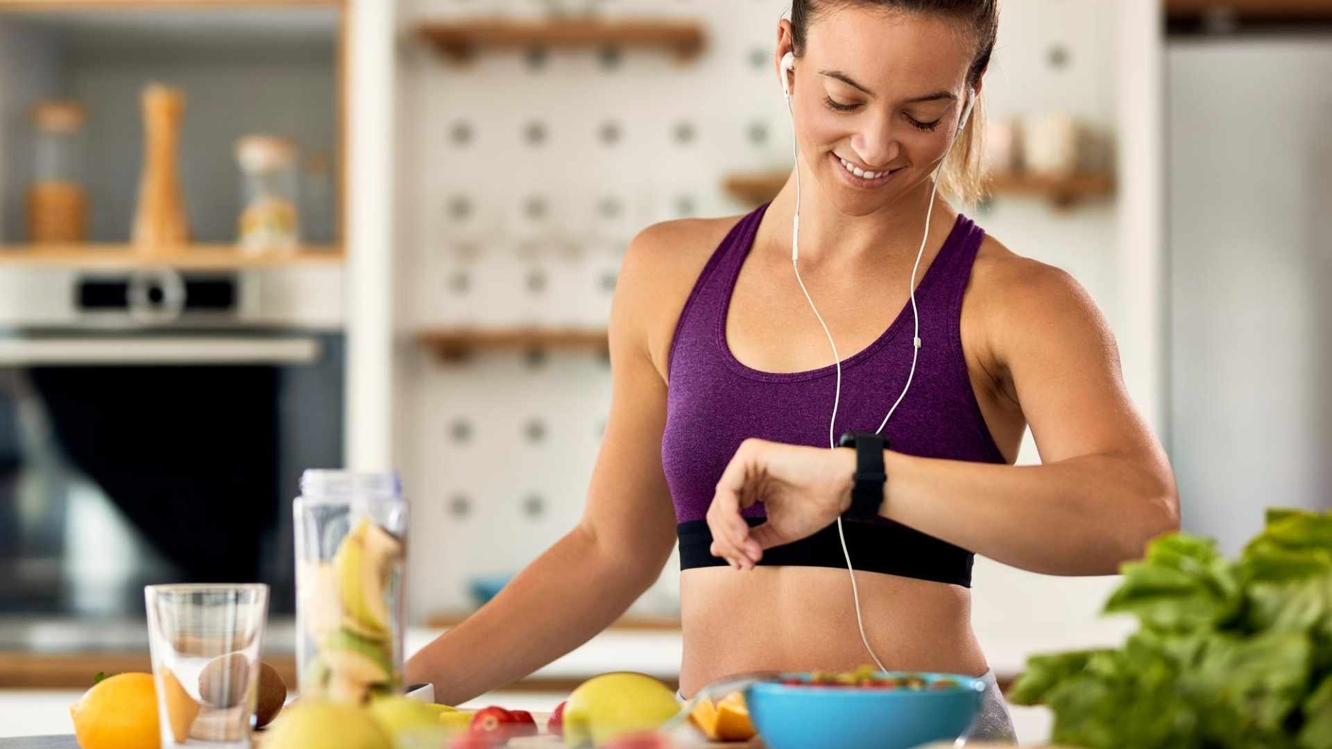a woman eats high fibre foods before exercising