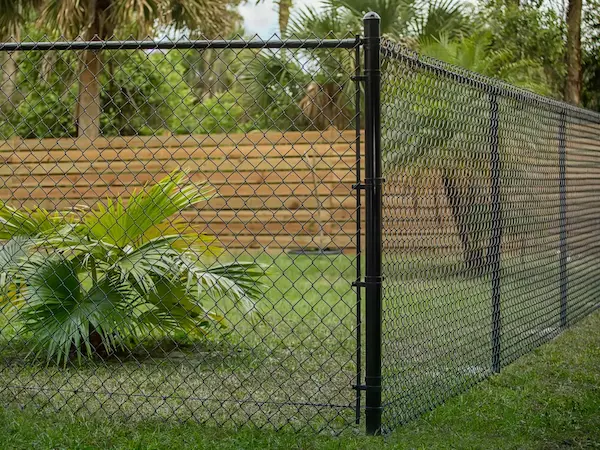 Maschendrahtzaun grün kunststoffummantelt – günstige Zaunlösung für Garten und Weide