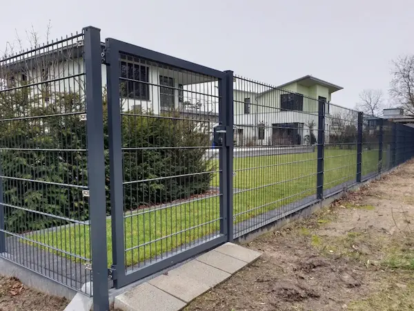 Hochwertige Doppelstabmattenzaun anthrazit, schlüsselfertig montiert von Zaungünstig