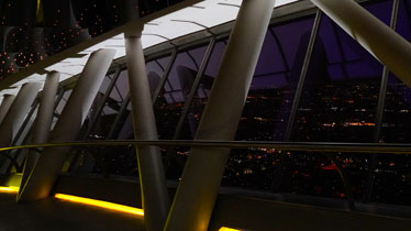 إطلالة ليلية من جسر السماء في مركز المملكة الرياض تظهر أفق المدينة