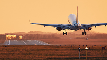 طائرة تقلع من مطار الرياض الدولي بالقرب من واجهة روشن الرياض حيث تقع كلاود سبيسز