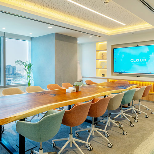 قاعة اجتماعات فسيحة في كلاود سبيسز واجهة روشن الرياض بإطلالة بانورامية على المدينة