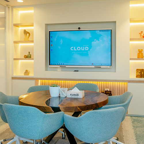 قاعة اجتماعات حديثة في كلاود سبيسز واجهة روشن الرياض مزودة بطاولة خشبية وشاشة عرض