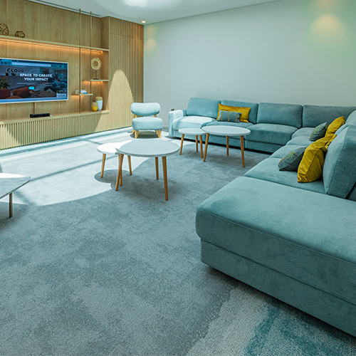 كشك عمل مغلق مريح محاط بالنباتات في كلاود سبيسز واجهة روشن الرياض