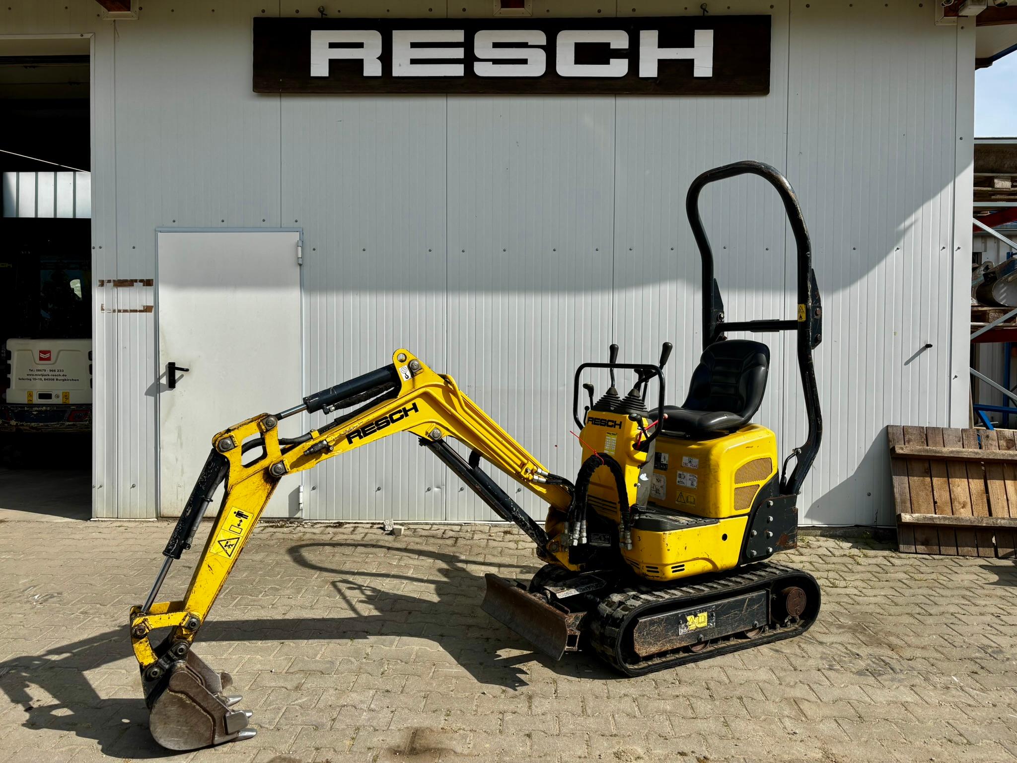 Yanmar SV08, CAT 300.9D