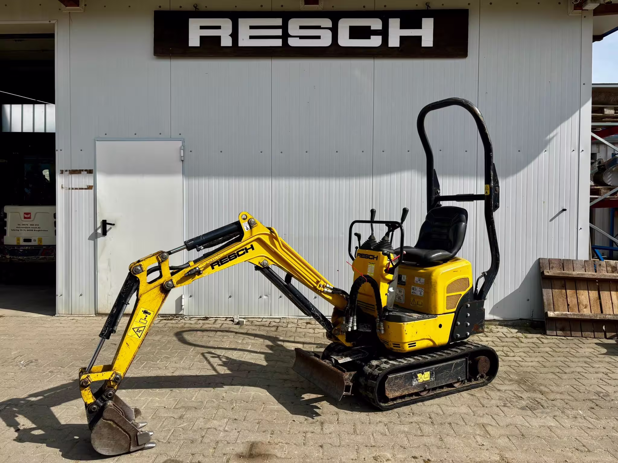 Yanmar SV08, CAT 300.9D