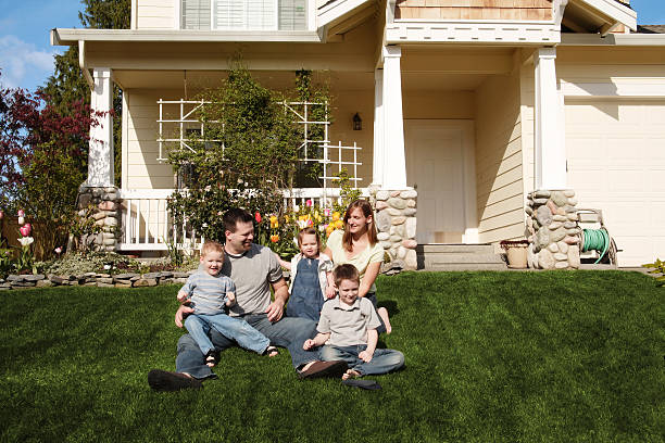 Une famille devant une maison