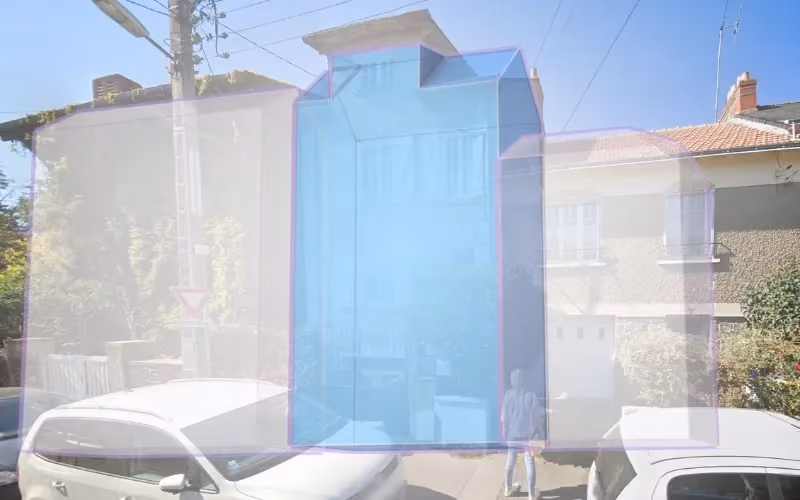 Maison résidentielle avec une personne debout sur le trottoir devant, deux voitures garées à proximité, et des contours verts et violets translucides superposés sur l'image.