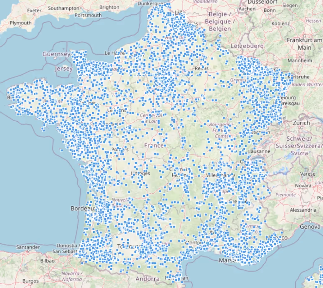 Carte de la France métropolitaine montrant une répartition dense de points bleus indiquant des emplacements sur tout le pays.