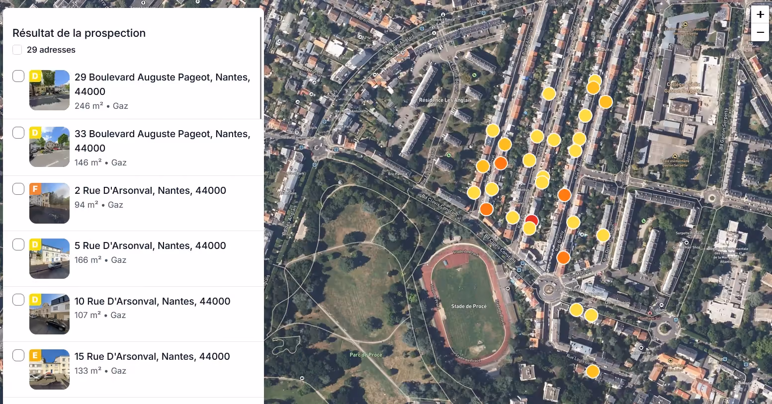 Carte satellite de Nantes montrant le Parc de Procé et le Stade de Procé avec des marqueurs colorés indiquant des adresses résidentielles et leurs détails de surface et consommation de gaz.