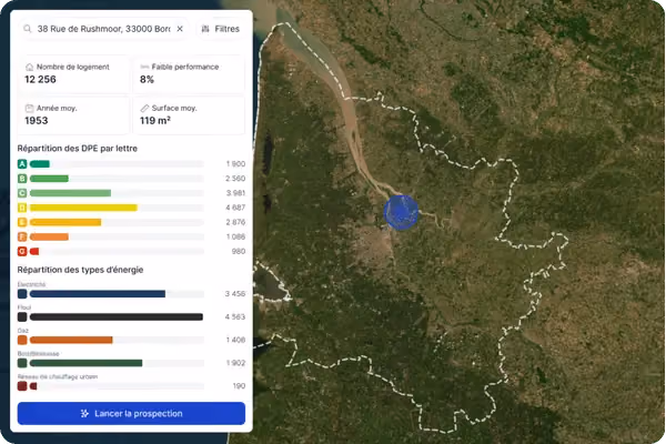 Carte satellite d'une région encadrée par une ligne pointillée avec un point bleu indiquant un lieu, accompagnée d'un panneau d'analyse énergétique affichant nombre de logements, performance énergétique faible, année moyenne de construction, surface moyenne, distribution des DPE par lettre et des types d'énergie.