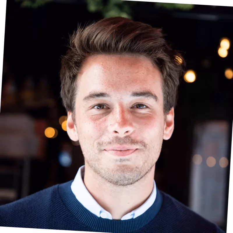 Portrait professionnel d'un jeune homme souriant.