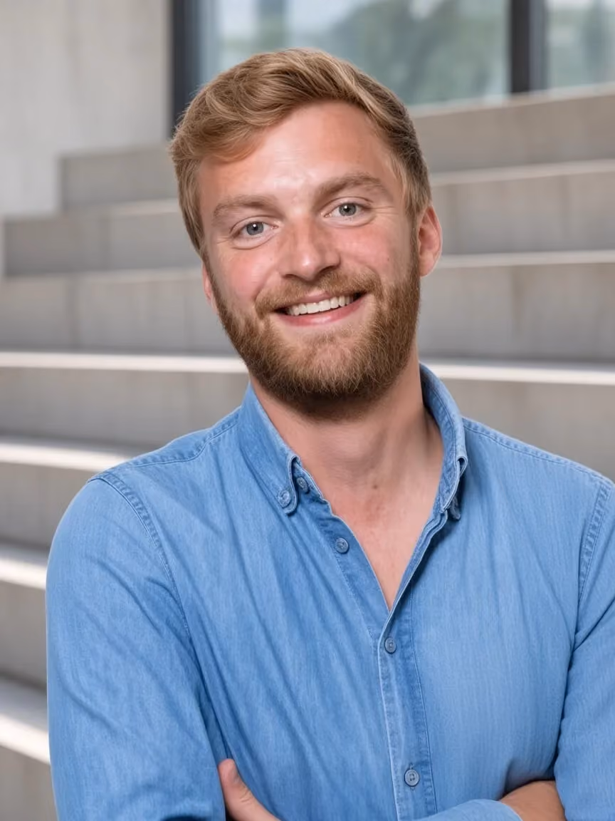Portrait de Xavier Roux sur fond de gradins.