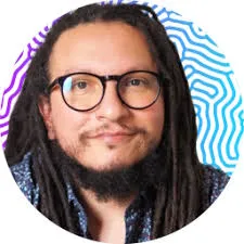 Portrait circulaire d'un homme avec dreadlocks et lunettes.
