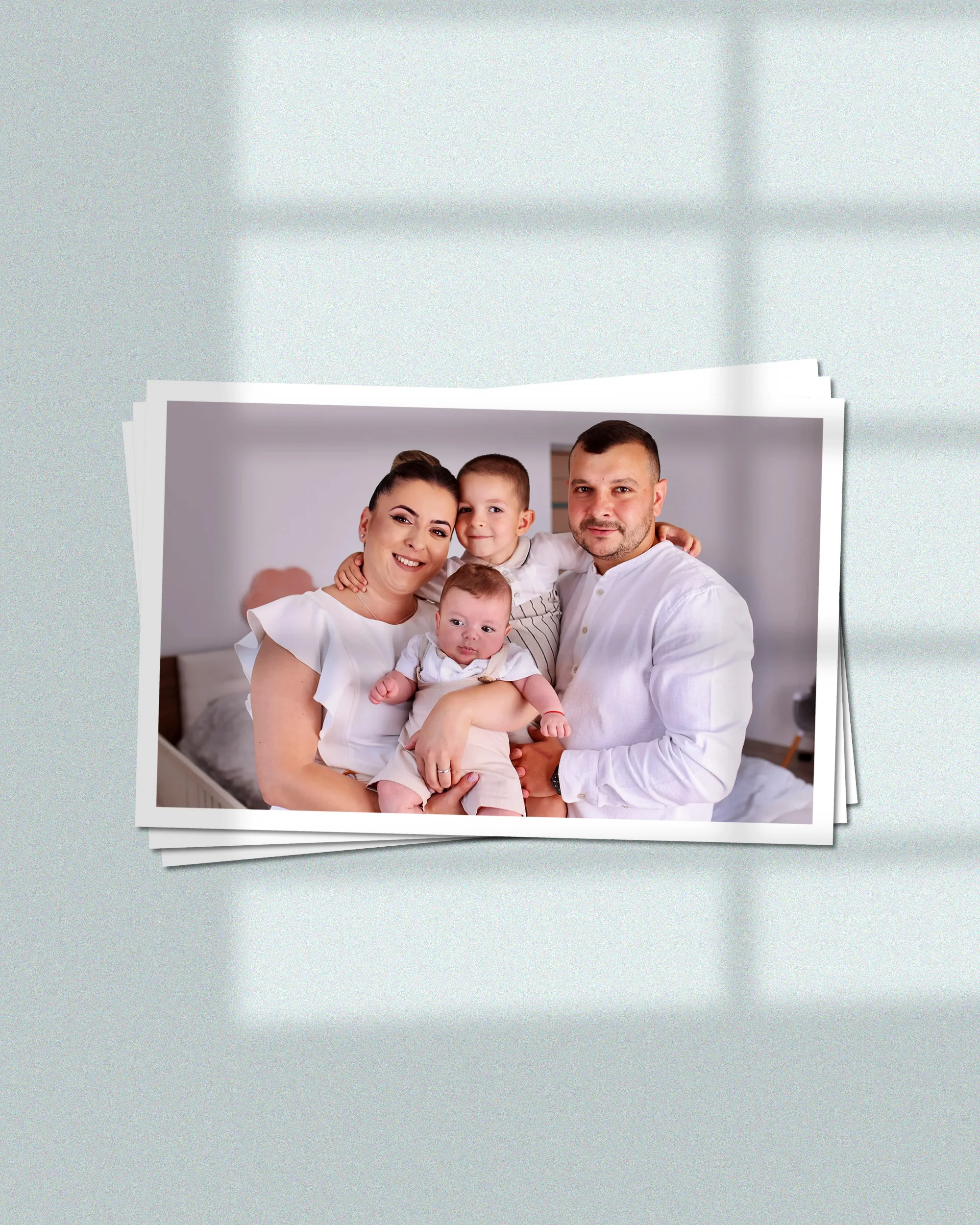 Print fotografic de înaltă calitate cu portret de familie, realizat în studio de Flaviu Studio PrintShop – amintiri imprimate cu claritate și emoție.