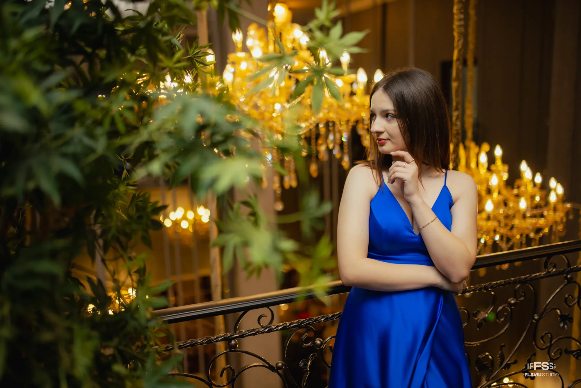 Fotografie de absolvire clasa a VIII-a realizată de Flaviu Studio – tânără elegantă în rochie albastră, surprinsă într-un decor luminos și rafinat.