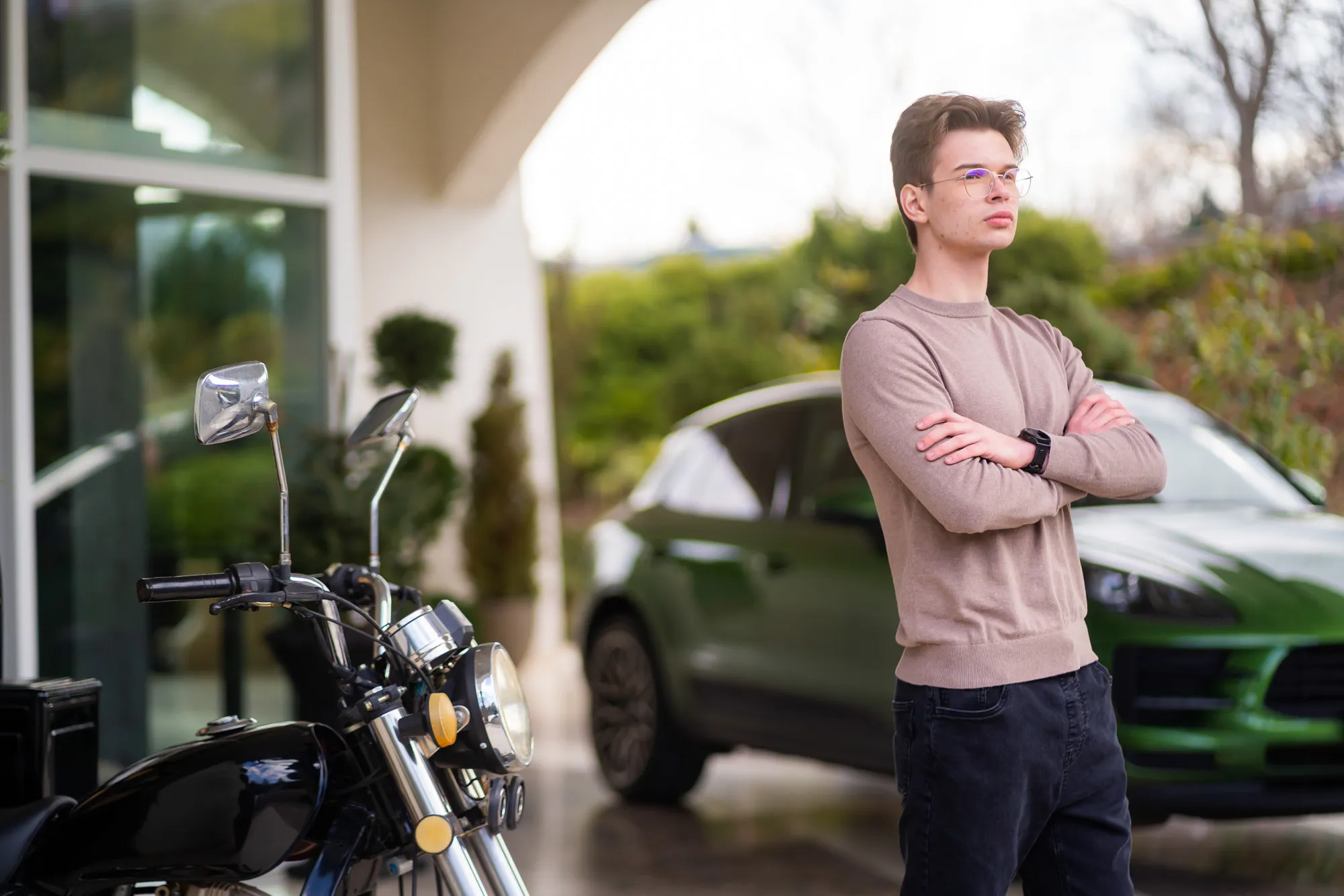 Portret de absolvent clasa a XII-a realizat de Flaviu Studio – tânăr pozând lângă o motocicletă și o mașină sport, simbol al pasiunii și încrederii în viitor.
