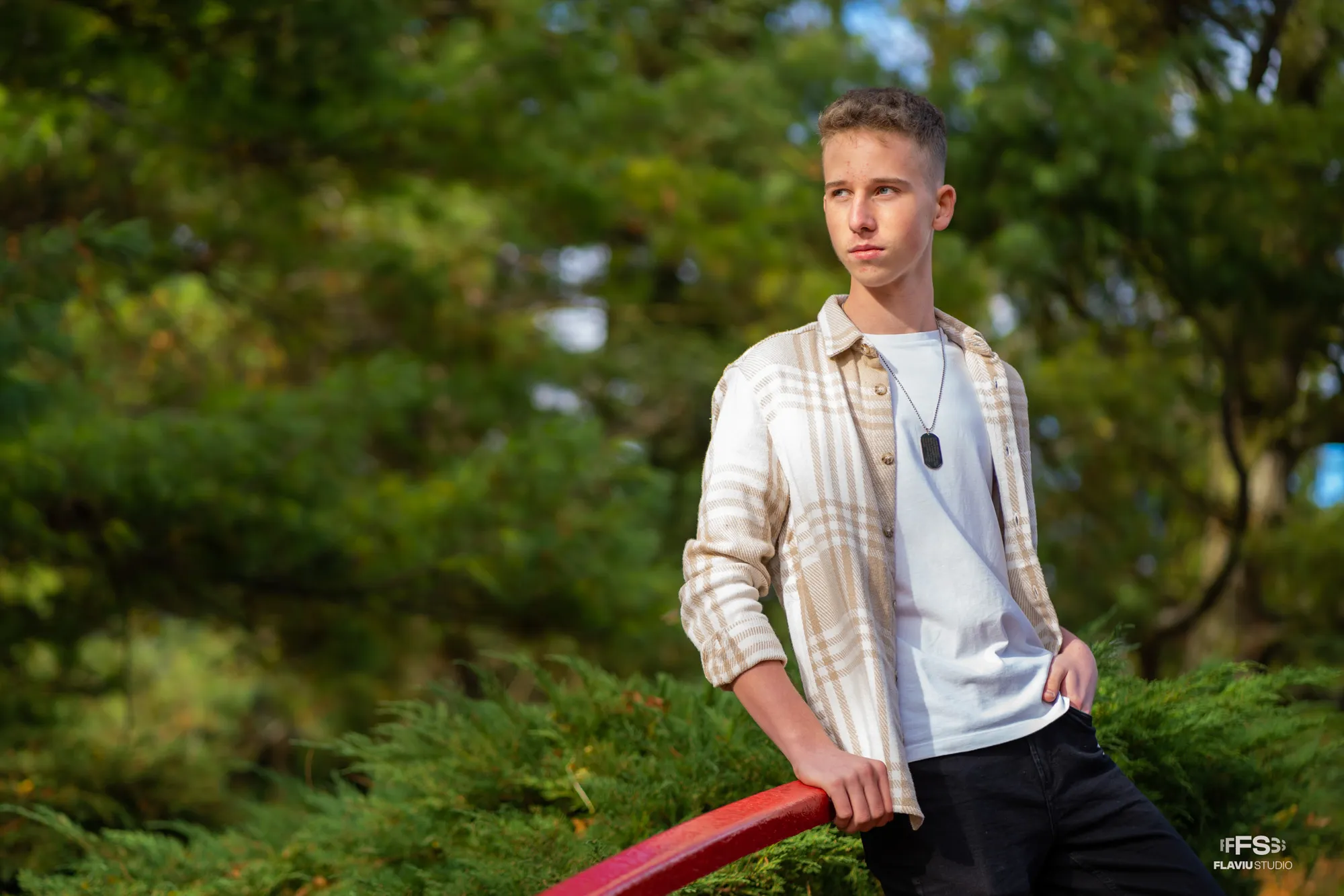 Portret de absolvent clasa a VIII-a realizat de Flaviu Studio – tânăr surprins într-un cadru natural, cu lumină caldă și expresie încrezătoare, simbolizând trecerea spre liceu.