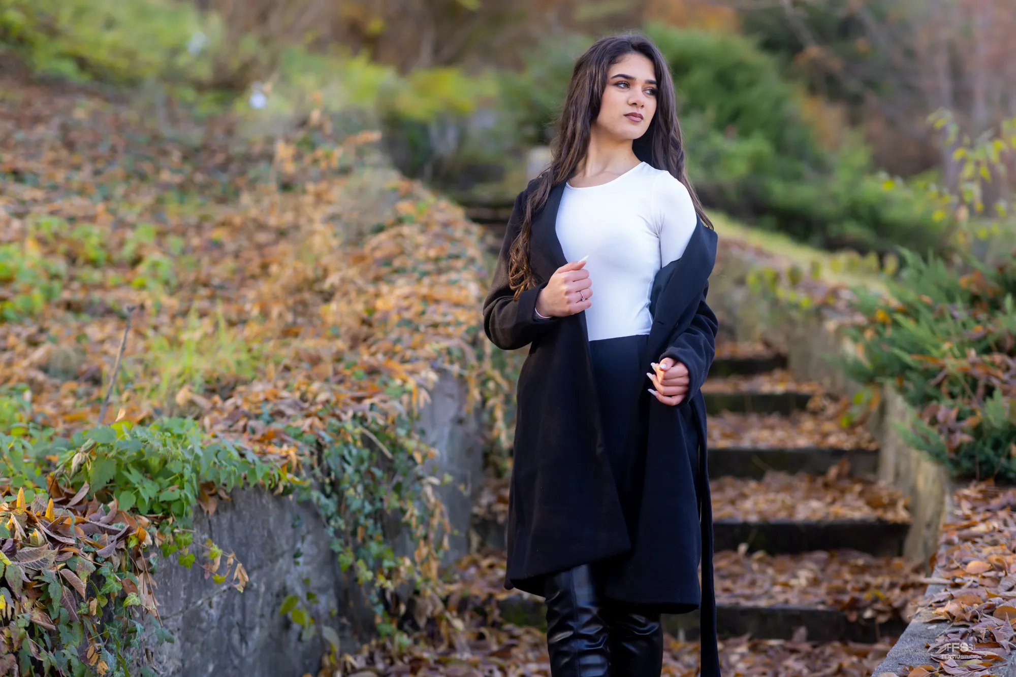 Portret de absolventă clasa a VIII-a realizat de Flaviu Studio – tânără în rochie albastră, surprinsă într-un decor elegant, plin de lumini și rafinament.