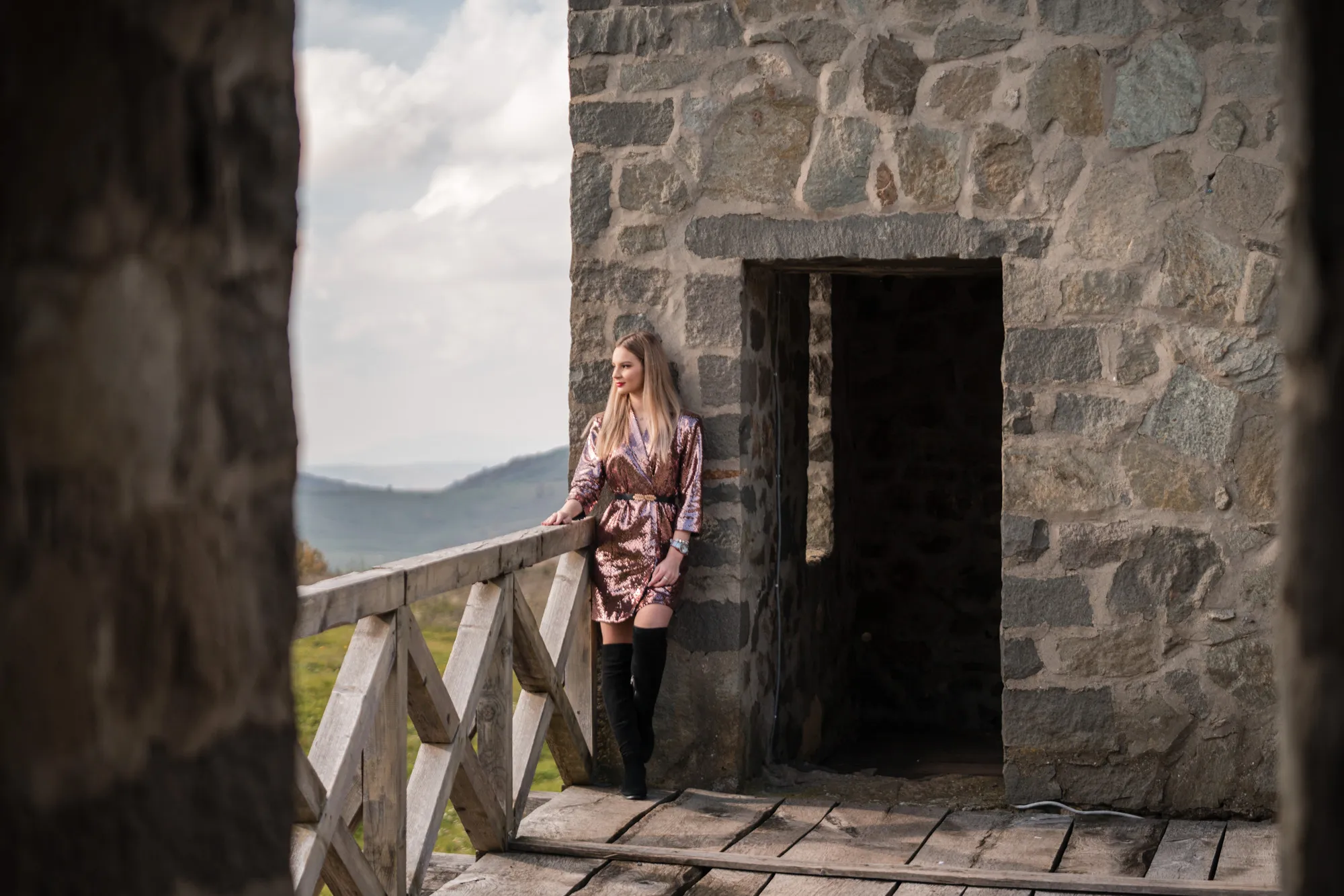 Portret de absolventă clasa a XII-a realizat de Flaviu Studio – tânără surprinsă într-un decor rustic, privind spre orizont, simbol al reflecției și al începuturilor noi.