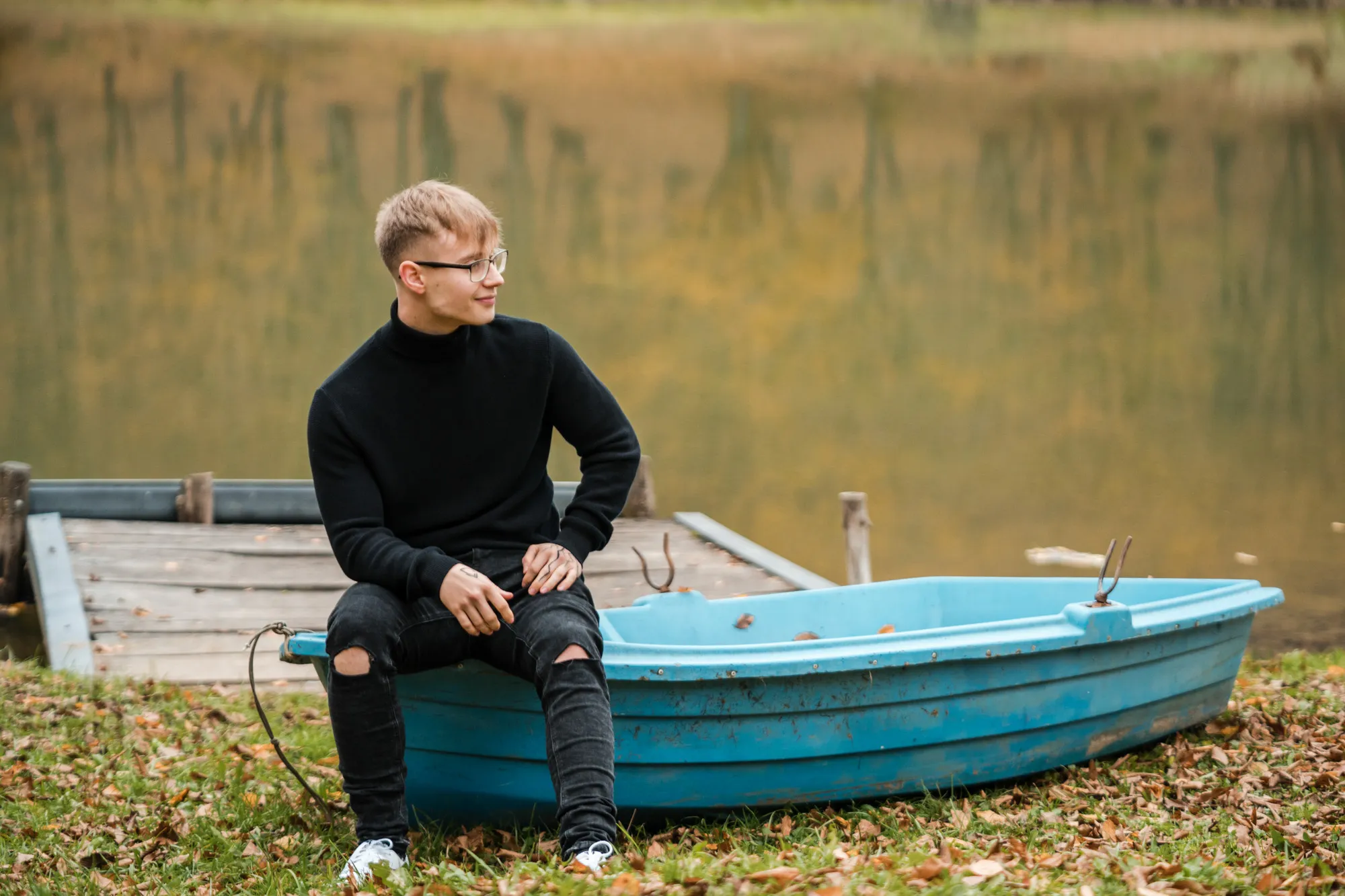 Portret de absolvent clasa a XII-a realizat de Flaviu Studio – tânăr surprins într-un cadru natural, lângă ponton, simbolizând finalul unei etape și începutul altei călătorii.