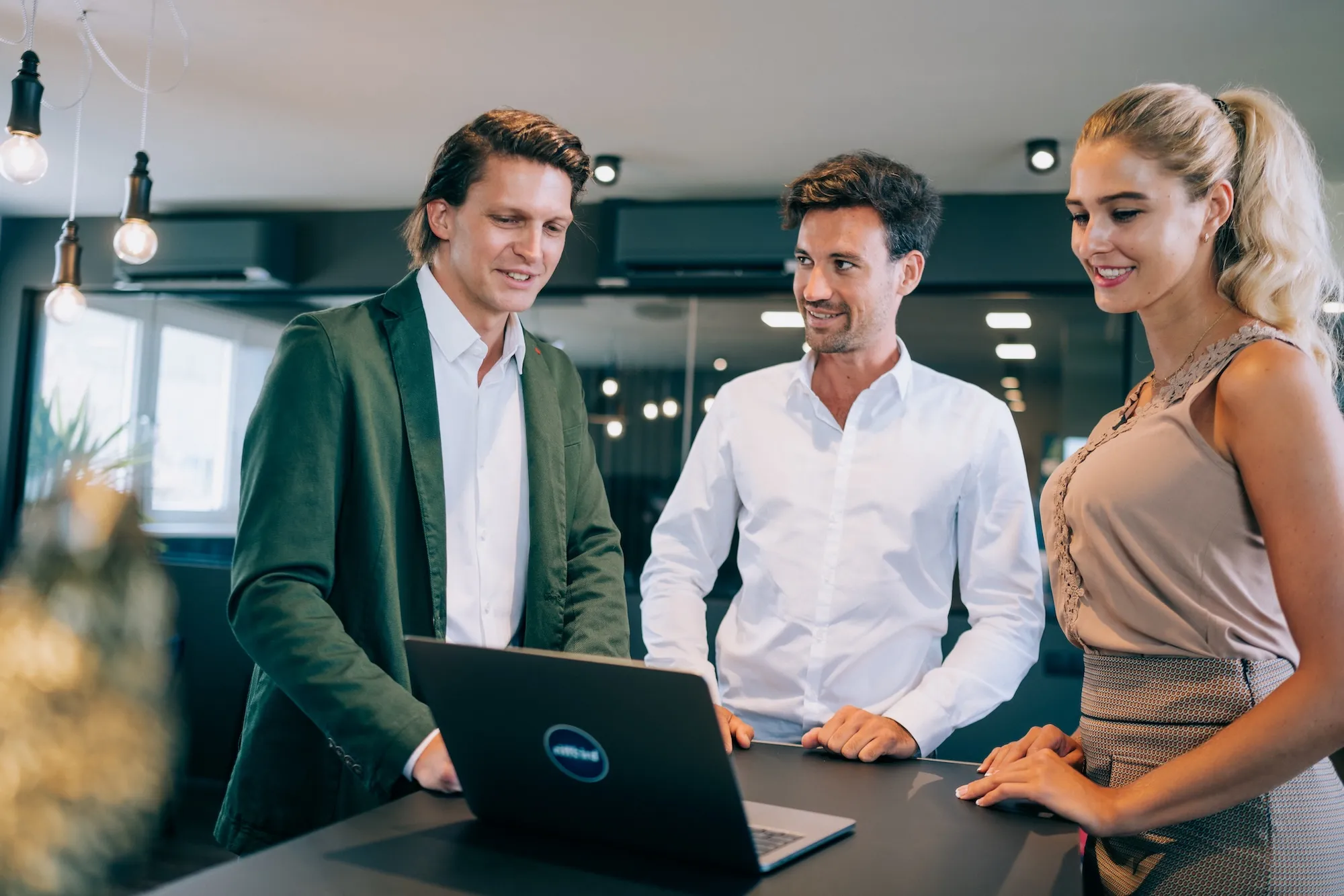 Riffbird Fotogallerie - Riffbird Team steht vor dem Laptop und bespricht etwas