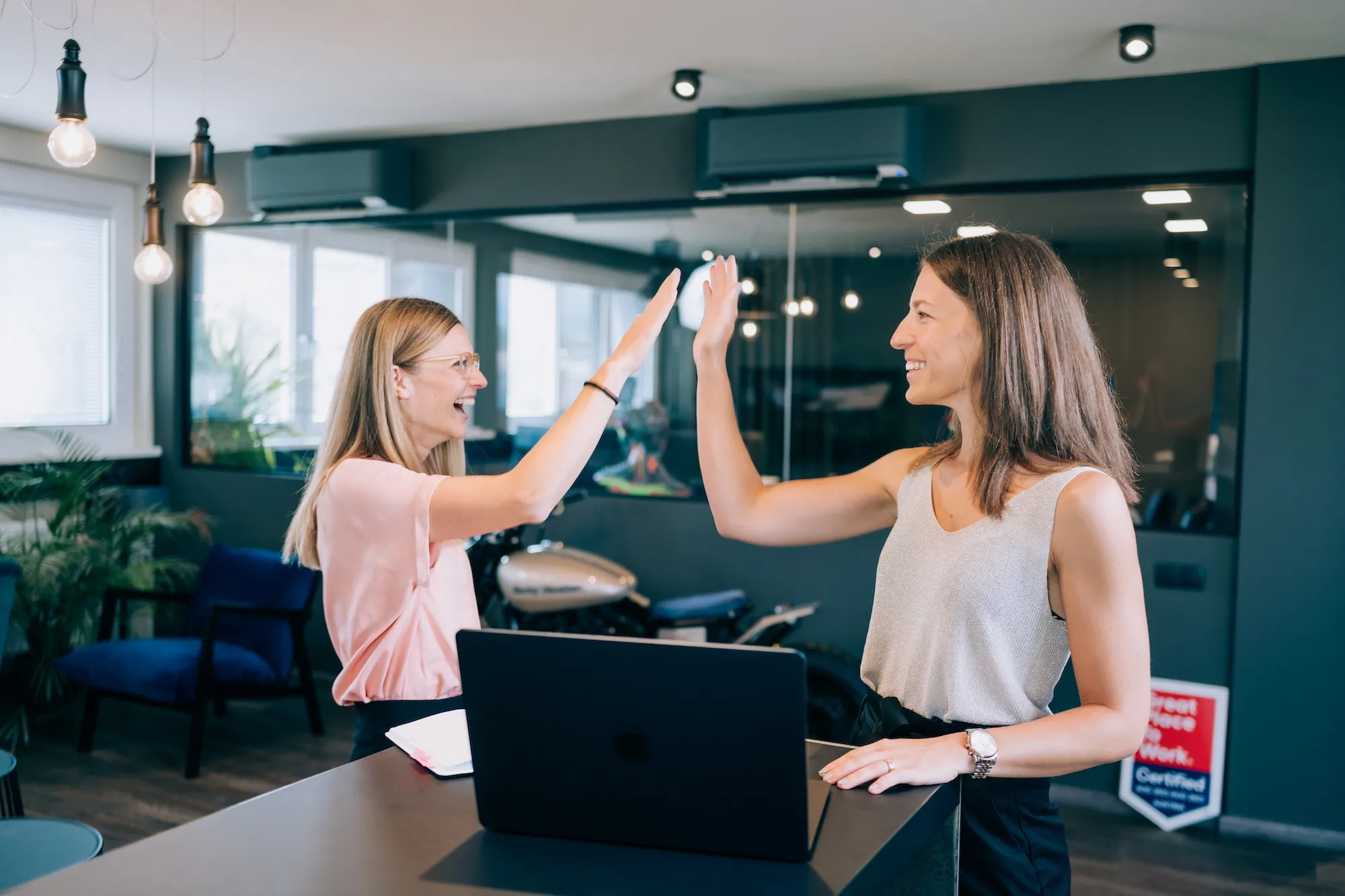 Riffbird Fotogallerie - Riffbird Mitarbeiterinnen erfreuen sich über Kundenerfolge und geben sich einen Handshake