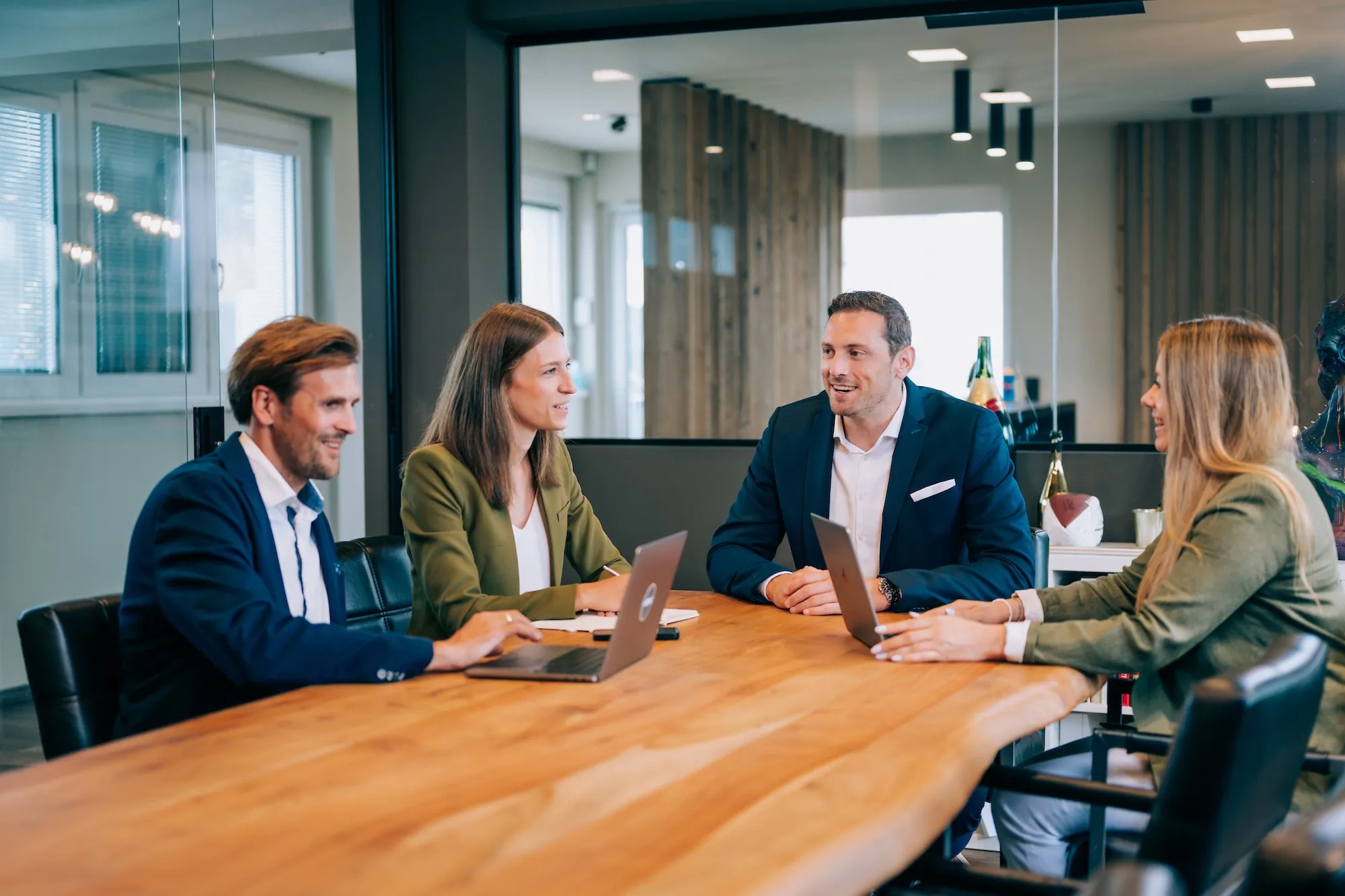 Riffbird Fotogallerie - Riffbird Team sitzt am Meetingtisch