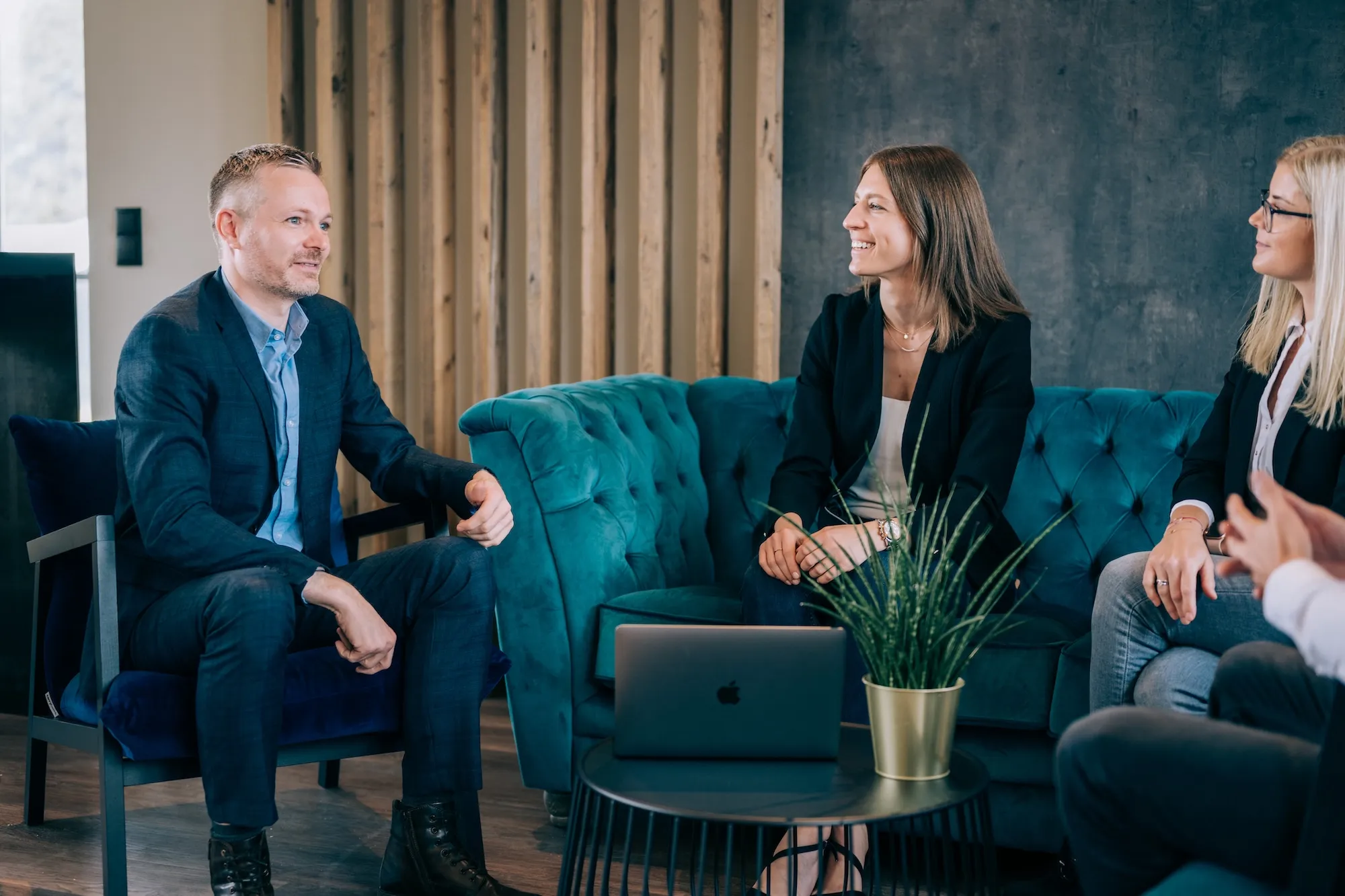 Riffbird Fotogallerie - Riffbird Team sitzt und bespricht