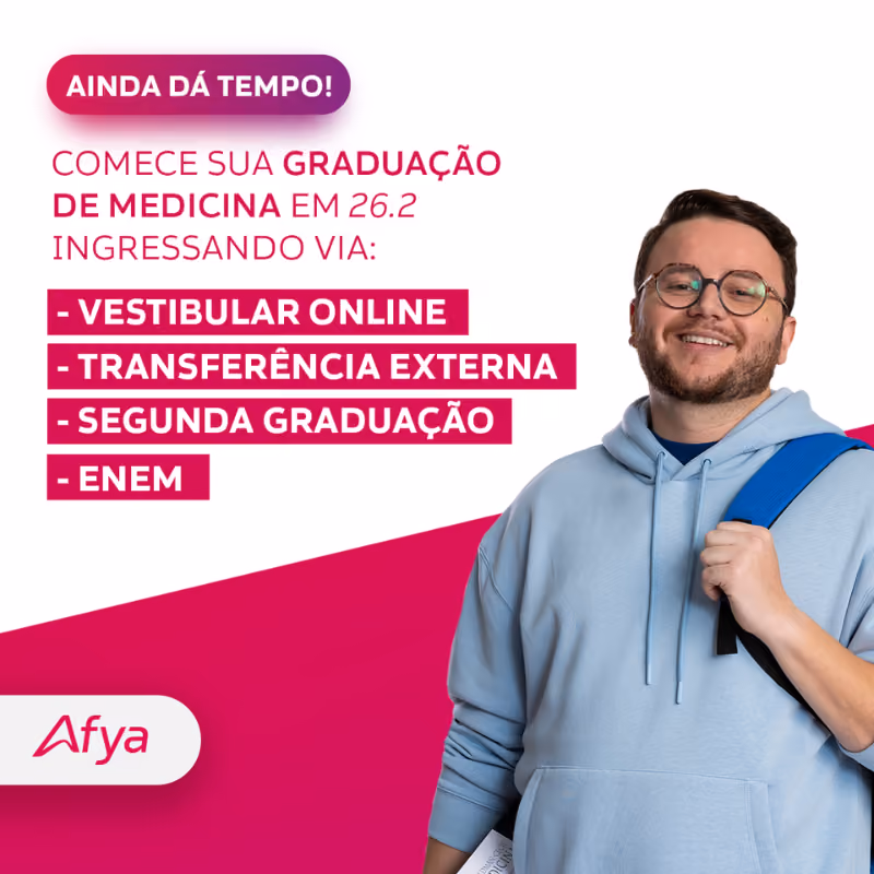 Homem sorridente com mochila azul, ao lado de texto sobre graduação em medicina começando em 26 de fevereiro.