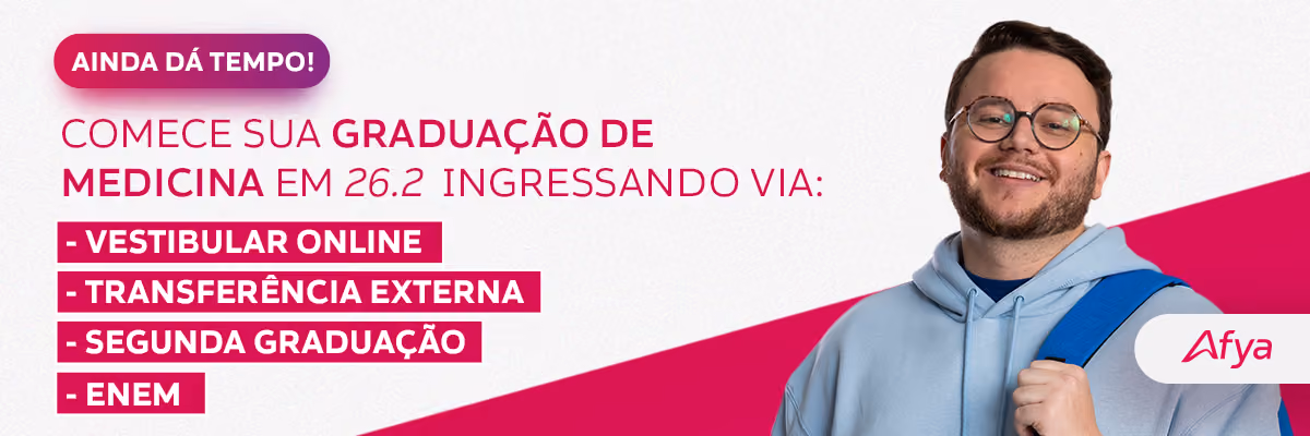 Homem sorridente com mochila azul, ao lado de texto sobre graduação em medicina começando em 26 de fevereiro.