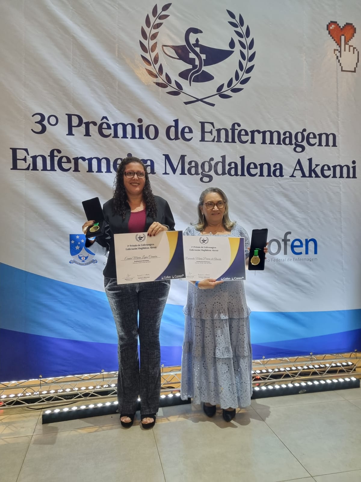 Reconhecimento exemplar: Homenagem à dedicação e competência na enfermagem