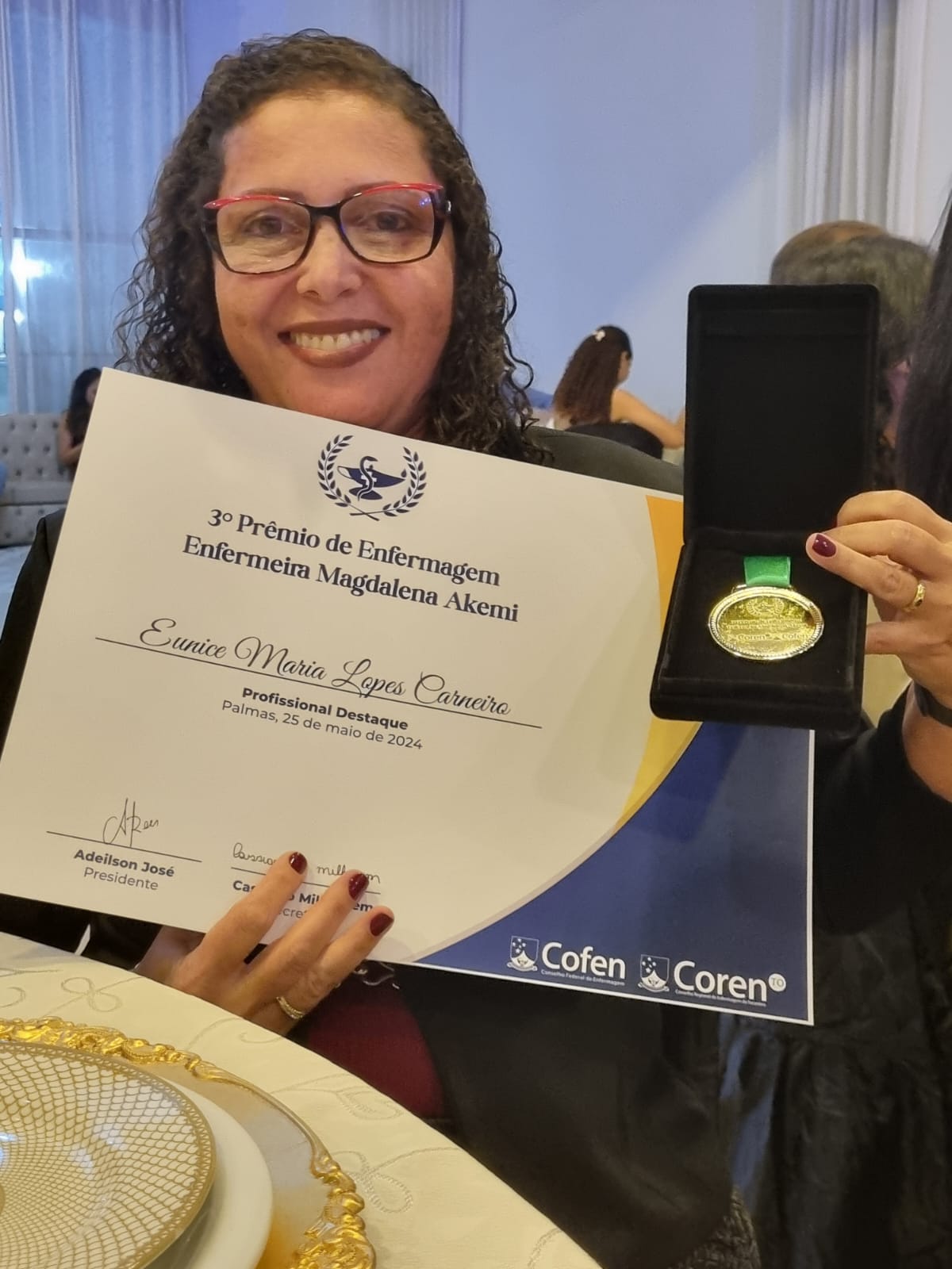 Reconhecimento exemplar: Homenagem à dedicação e competência na enfermagem