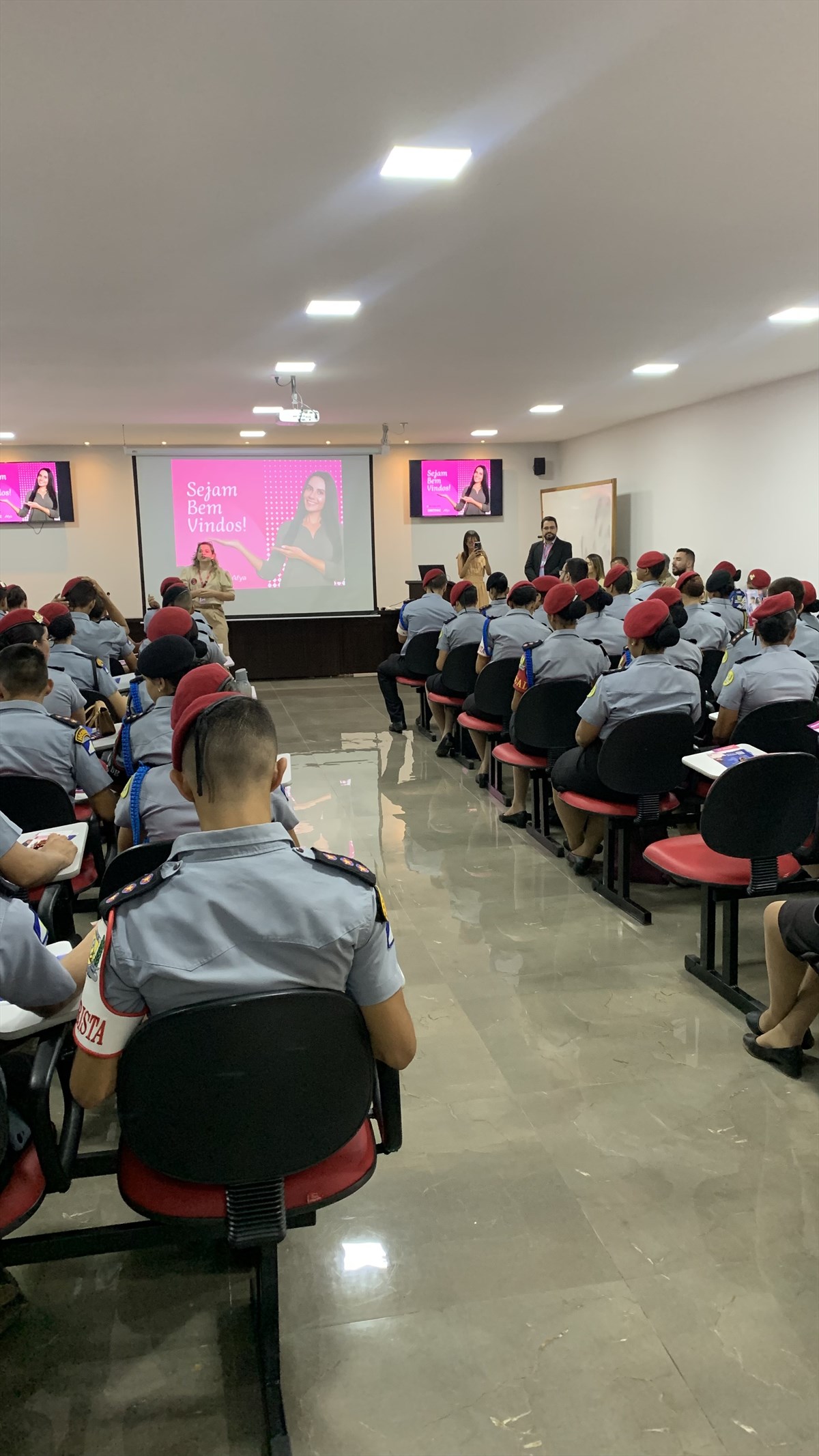Acadêmicos do curso de fisioterapia do UNITPAC recebem estudantes da escola militar de Colinas do Tocantins