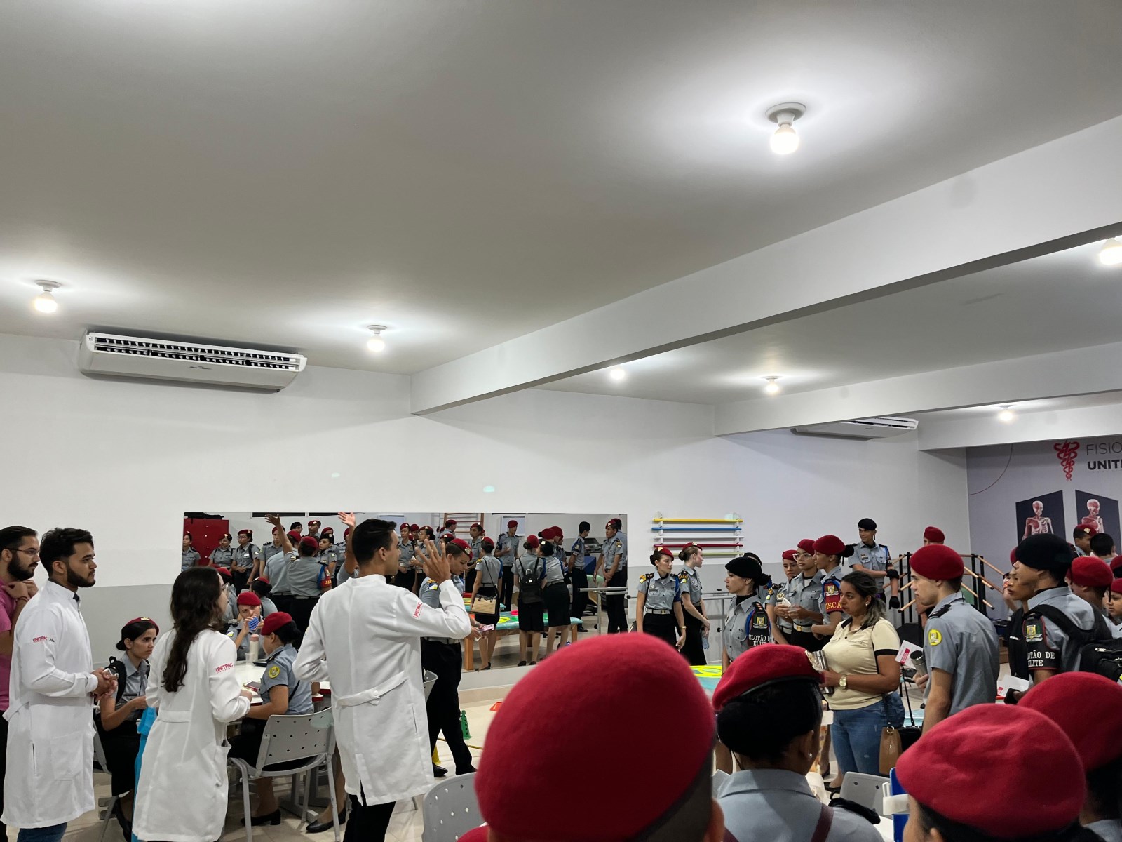 Acadêmicos do curso de fisioterapia do UNITPAC recebem estudantes da escola militar de Colinas do Tocantins