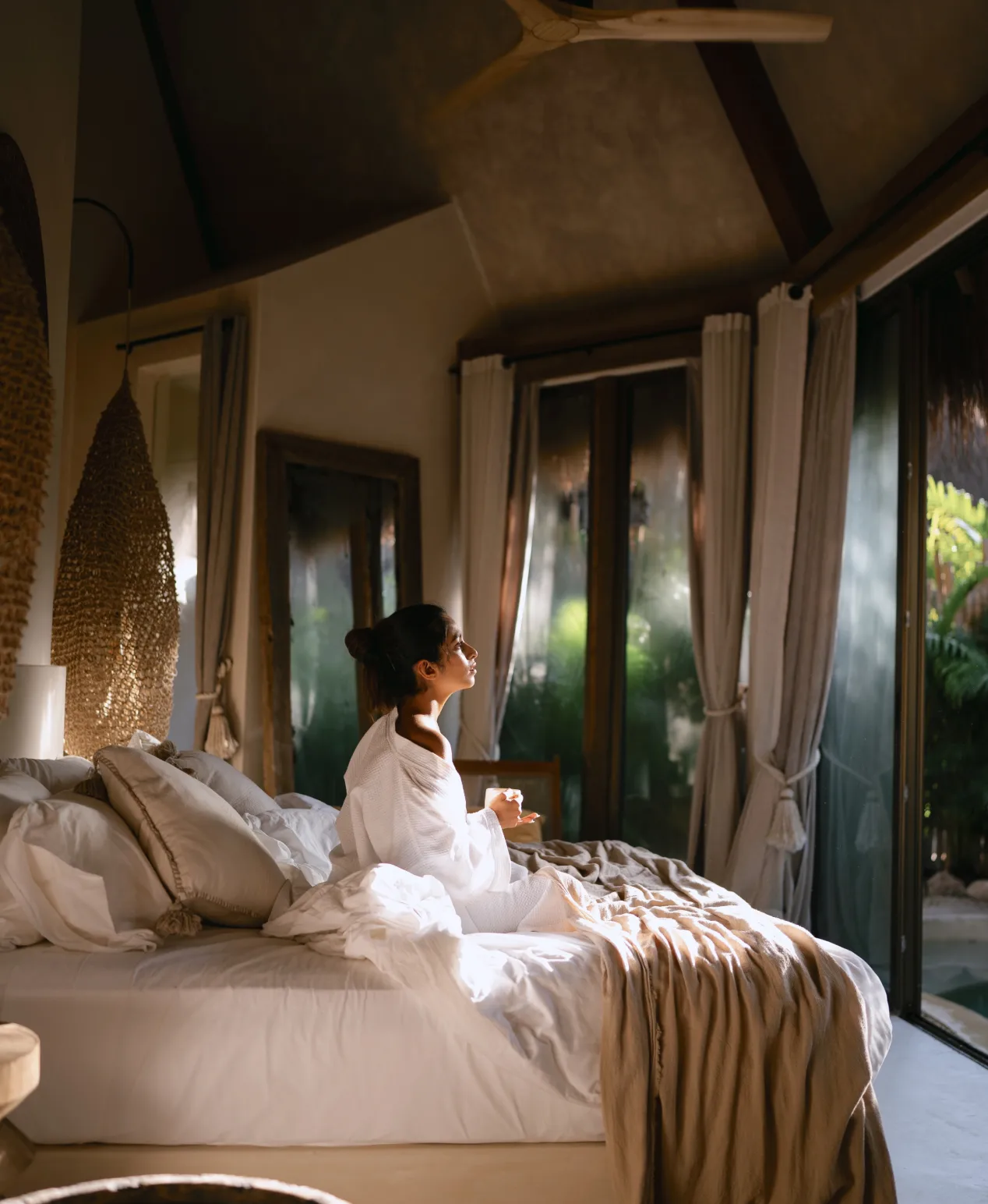 mujer-en-la-cama-con-cafe-viendo-en-la-ventana