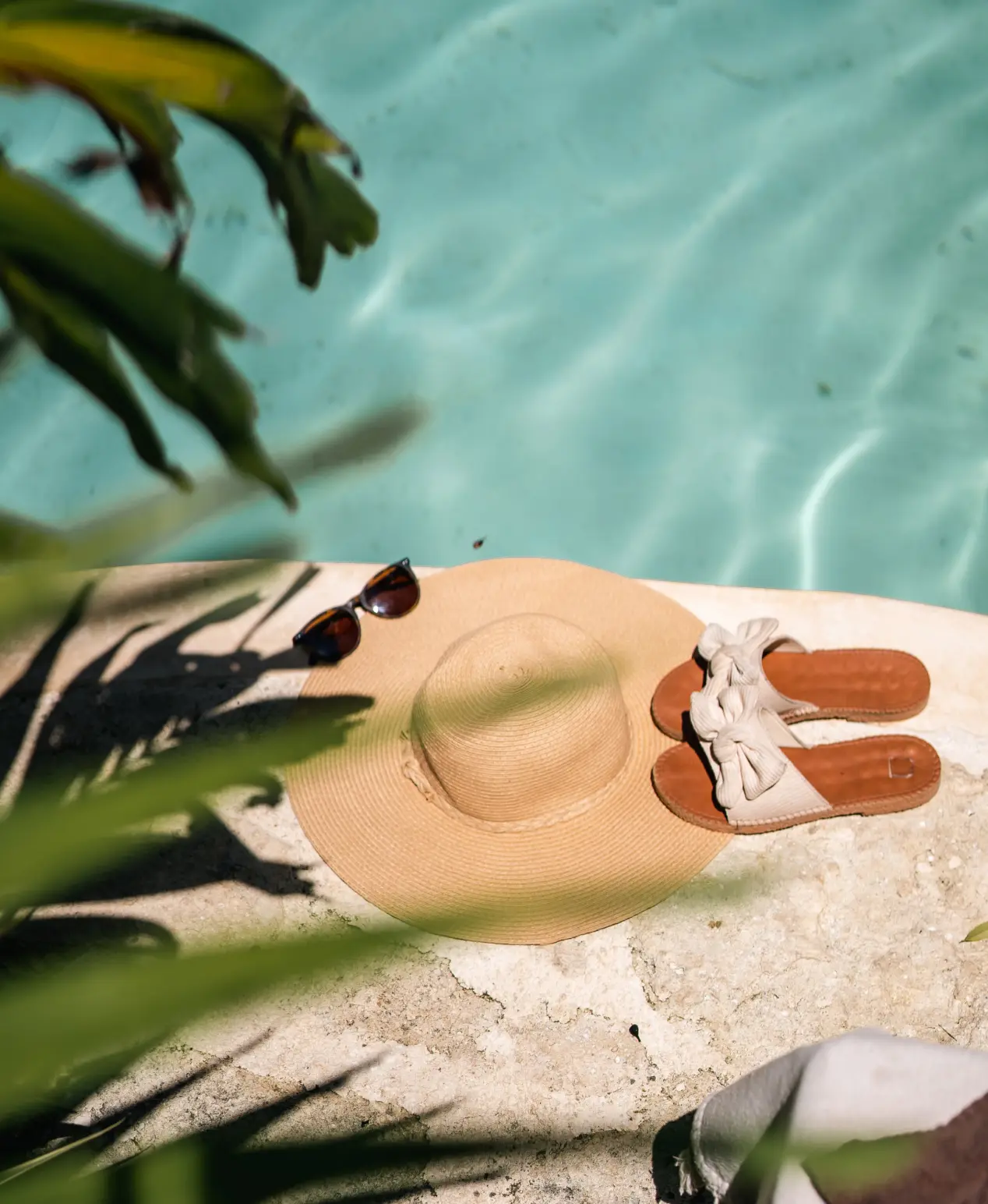 sombrero-sandalias-lentes-de-sol-a-la-orilla-de-la-alberca-de-muare