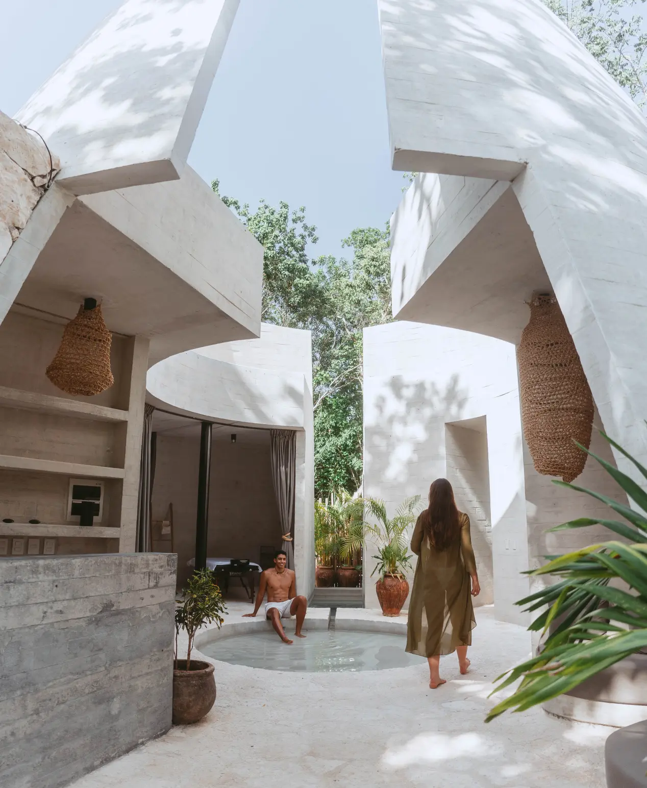 pareja-en-instalaciones-de-spa-de-hotel-muare-disfrutanto-de-jacuzzi