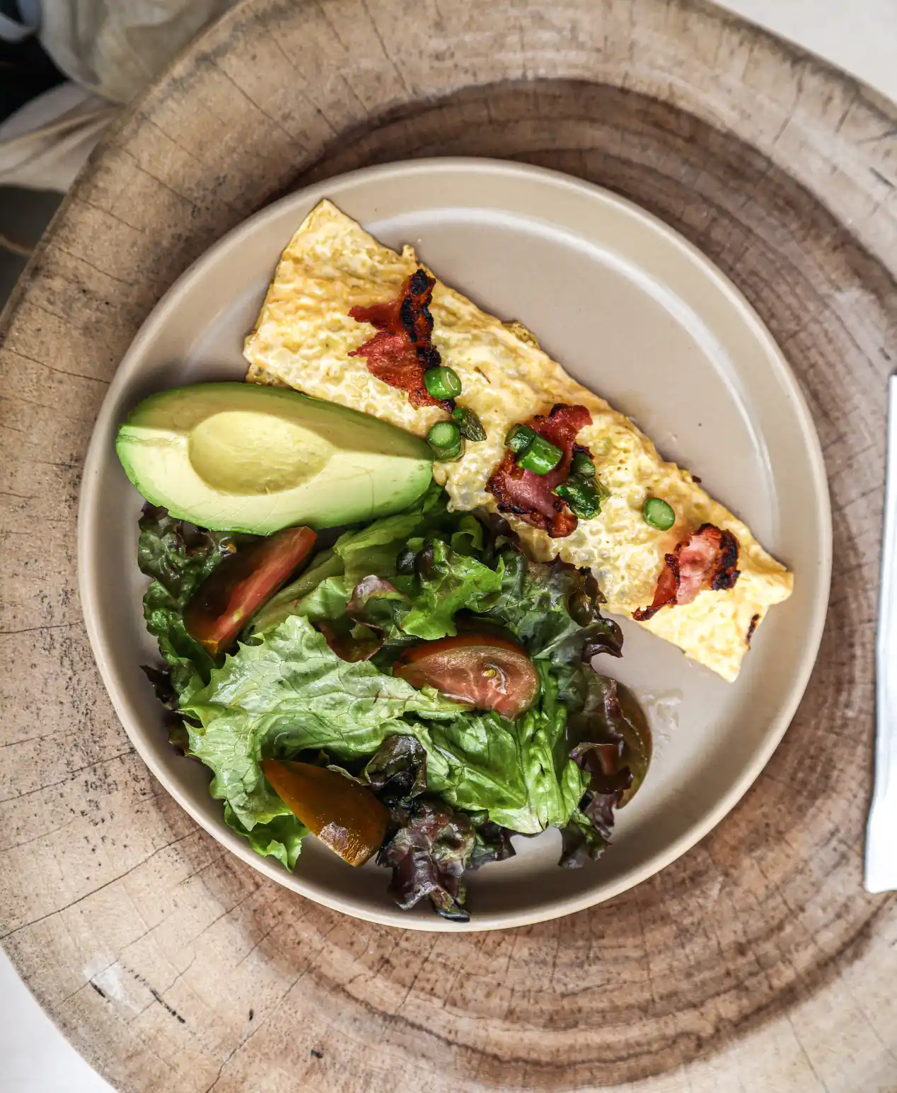 ensalada-con-aguacate-de-restaurante-muare