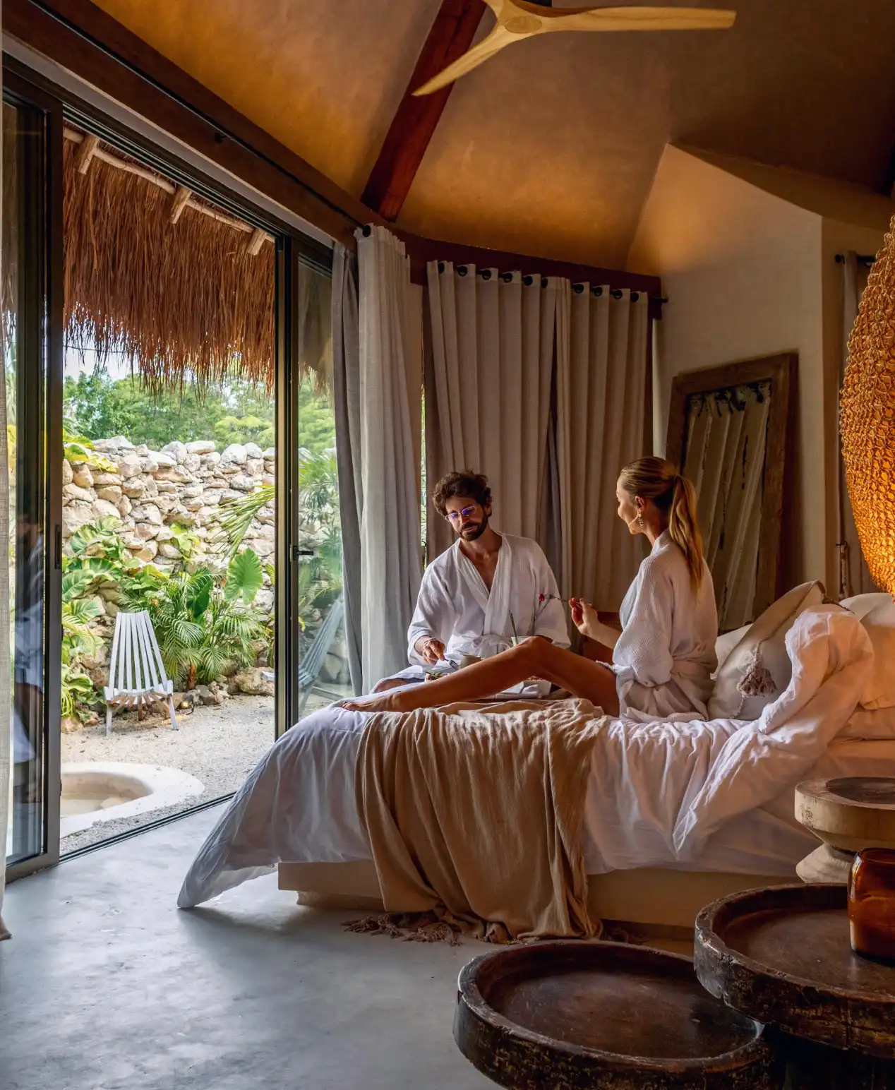 pareja-disfrutando-la-vista-desde-la-cama-en-habitacion-de-hotel-muare