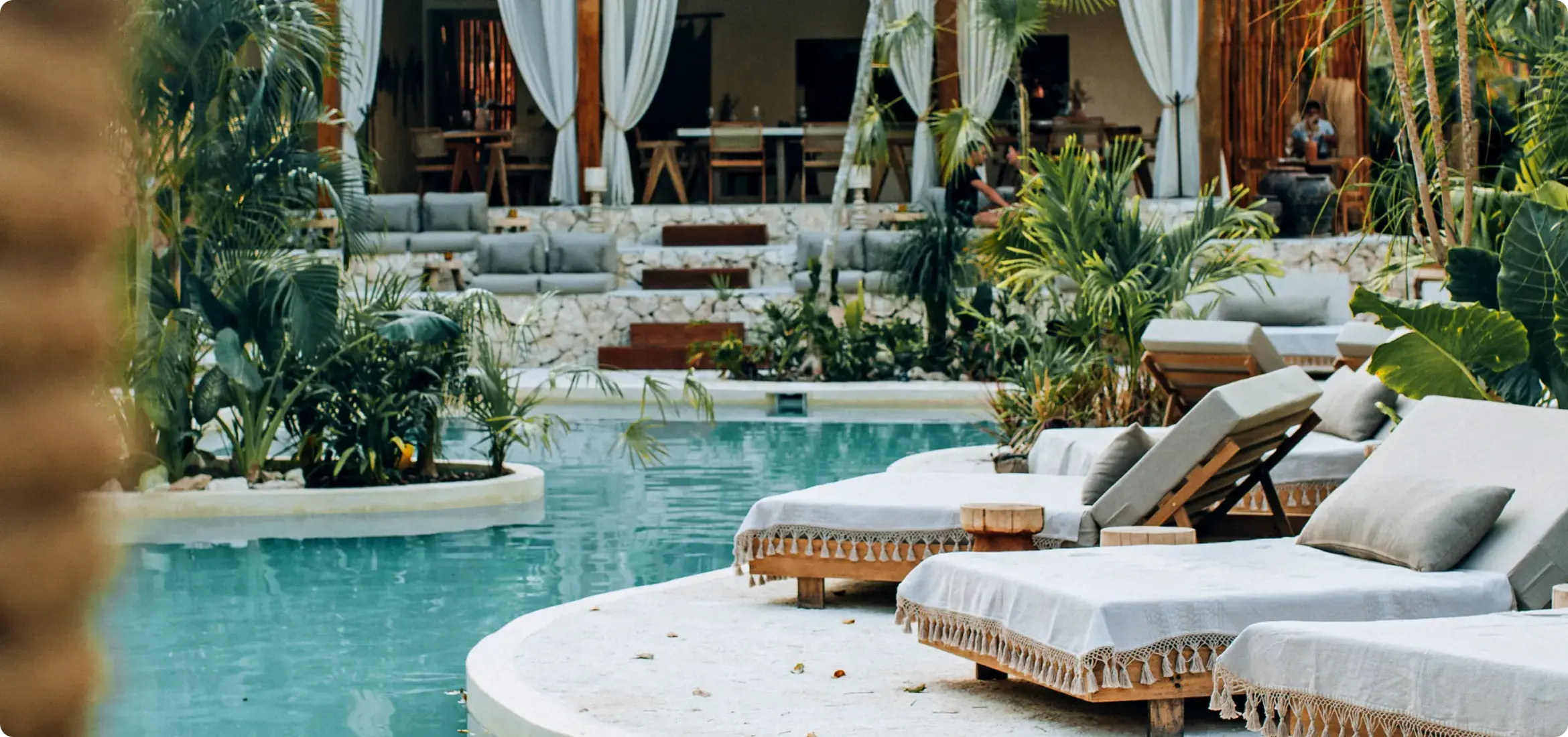 escaleras-de-piedra-madera-sillones-plantas