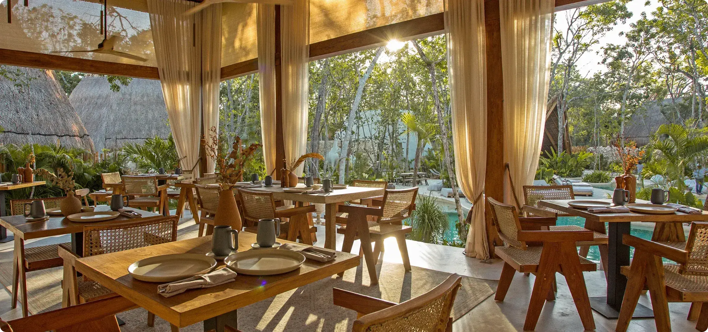 restaurante-mesas-madera-floreros-barro-vajilla