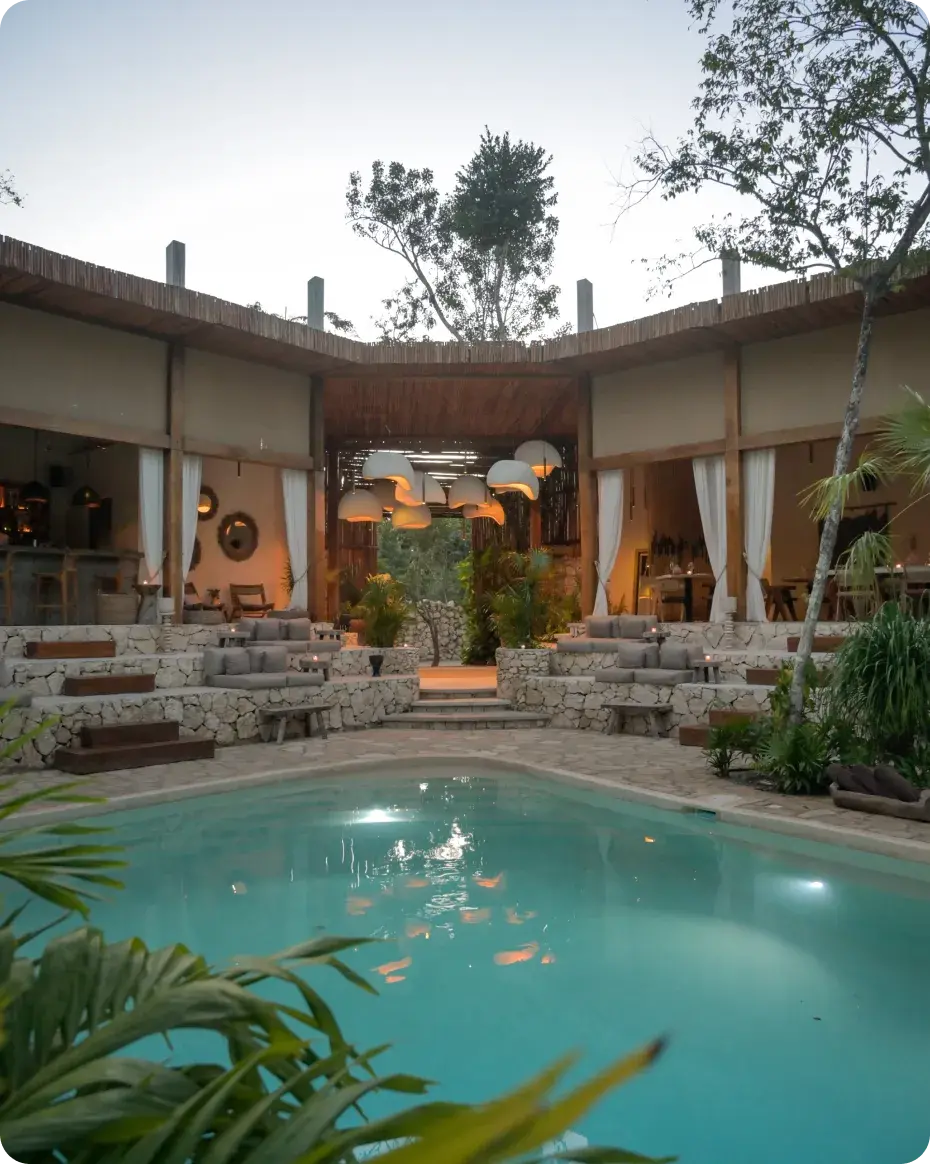 alberca-atardecer-luces-calidas-vista-recepcion