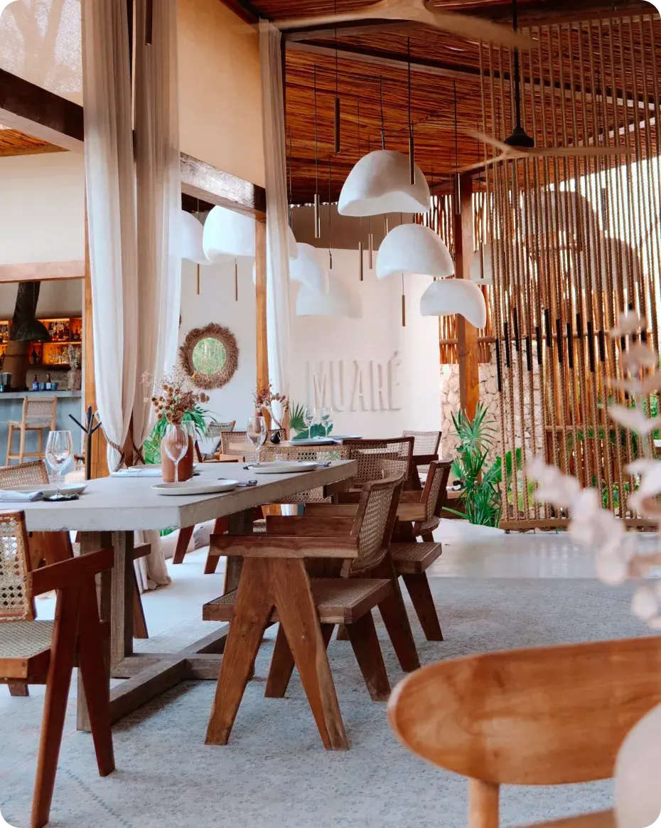 mesa-montada-sillas-madera-cristaleria-lamparas-colgantes