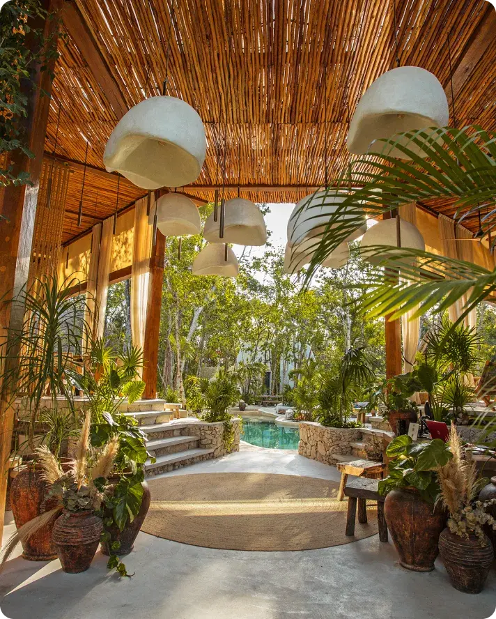 recepcion-lamparas-macetas-cafe-vista-a-la-alberca