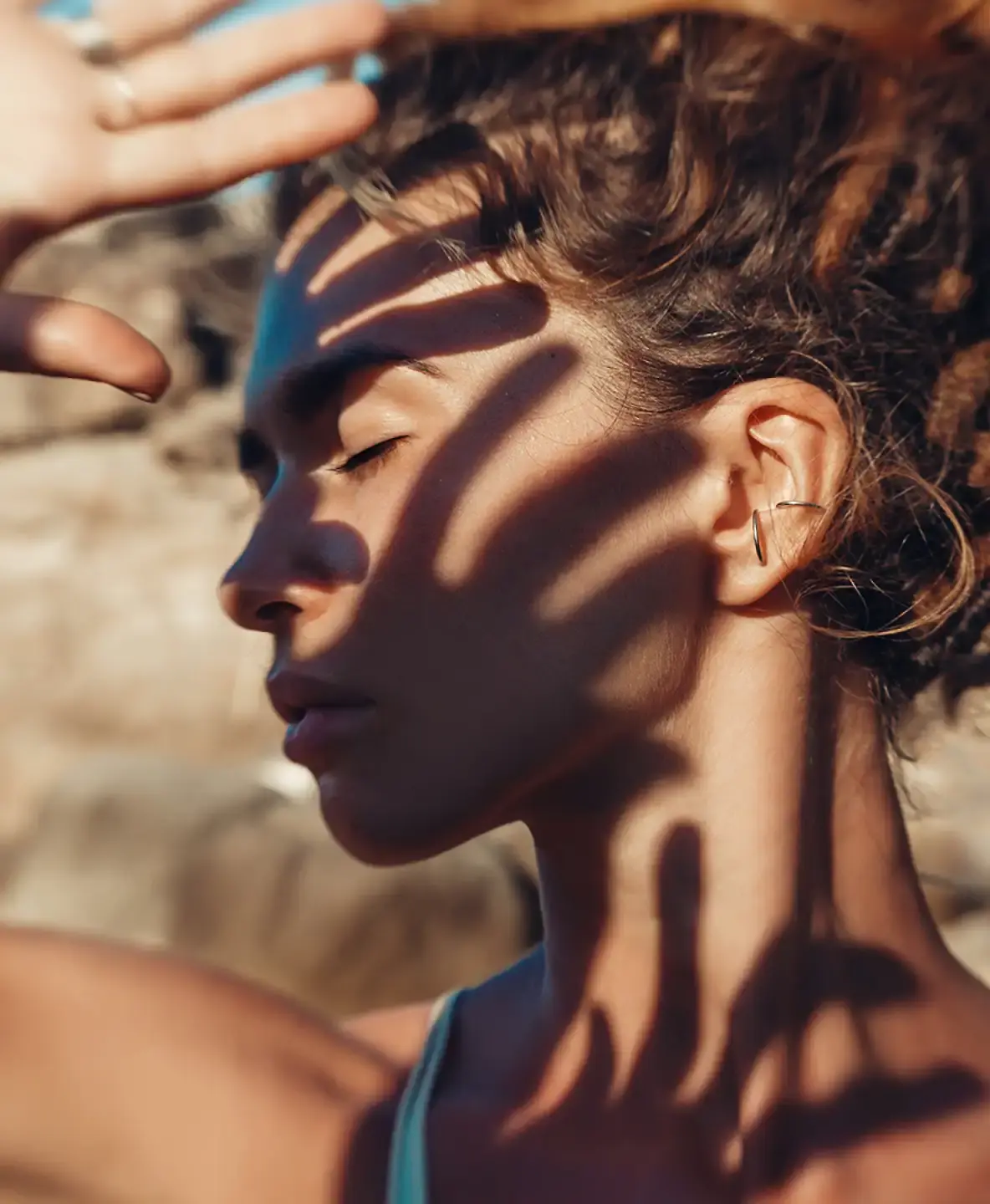 mujer-dandole-el-sol-en-la-cara-y-tapandose-con-la-mano