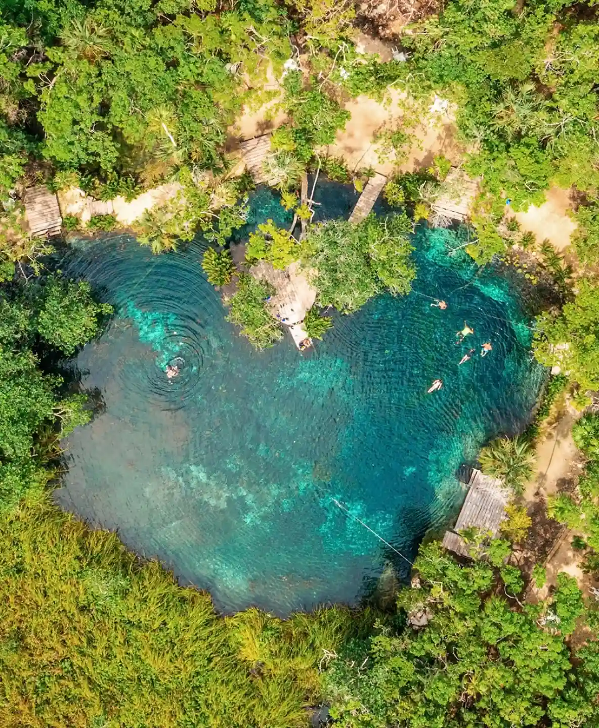 persona-dentro-de-cenote-en-tulum