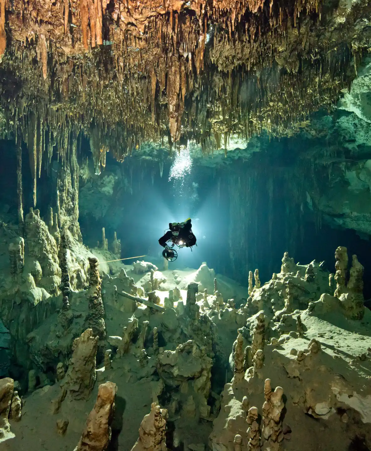 hombre-buceando-en-cenote-de-tulum