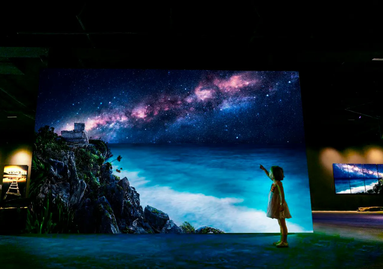 niña-admirando-eposicion-de-fotos-de-tulum-de-noche